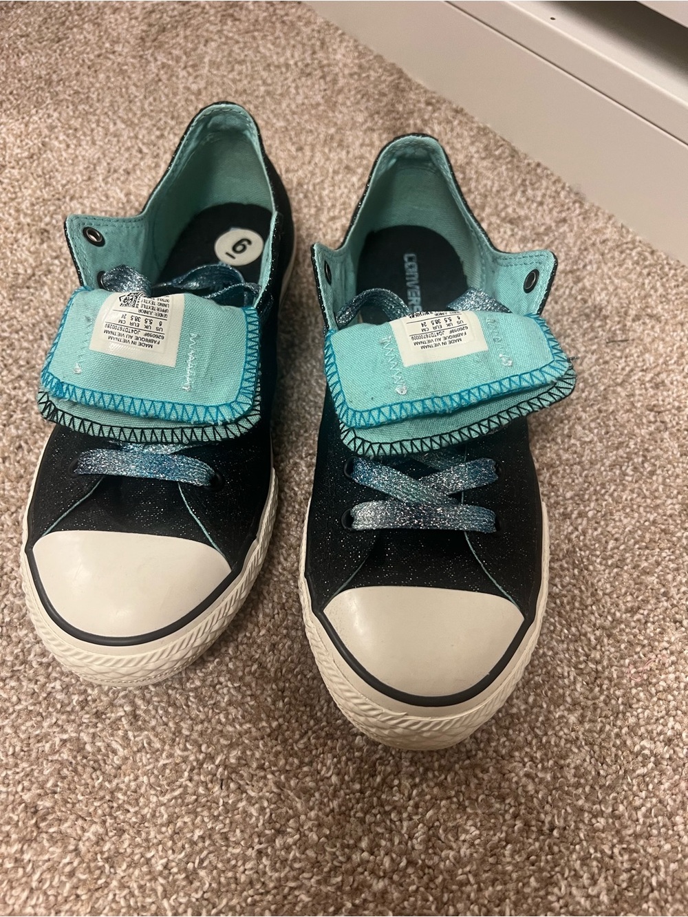 Converse Juniors US Size 6 Black Sneakers with Teal Accent and Glitter Laces